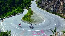 Alpe d’Huez. Je jednou z nejnáročnějších etap Tour de France. Výšlap na vrchol je do závodu zařazován pravidelně.