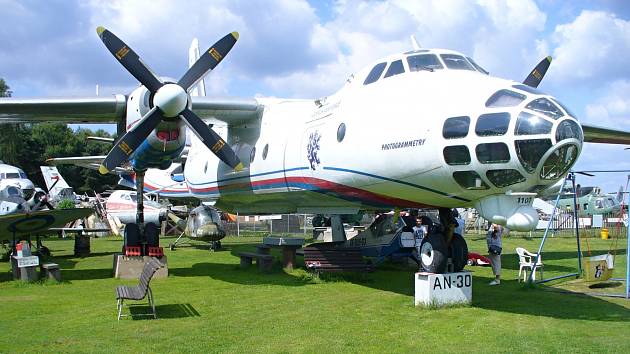 AN-30. Antonov AN-30 v Air Parku ve Zruči je českým unikátem. Jde o letoun, který ze svých služeb vyřadila armáda