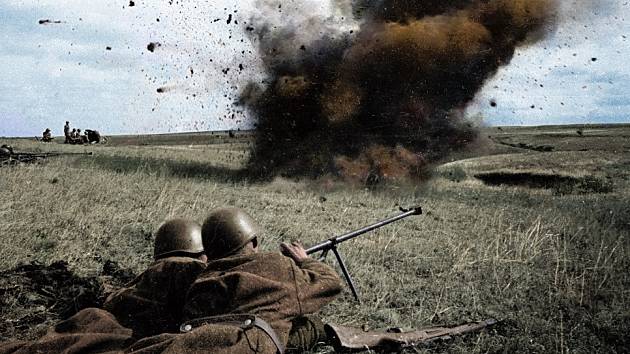 Sovětští protitankoví střelci v bitvě v Kurském oblouku, červenec 1943. Střelci byli vyzbrojeni protitankovou puškou PTRD, určenou k prorážení pancíře tanků.