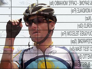 Lance Armstrong podepisuje prezenční listinu před startem 2. etapy Giro d'Italia.