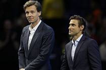 Tenisté Tomáš Berdych z ČR a David Ferrer ze Španělska (zleva) na ceremoniálu pro bývalé hráče během Turnaje mistrů v Londýně.