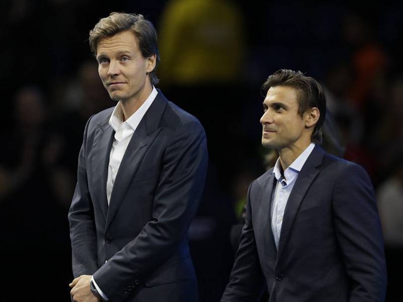 Tenisté Tomáš Berdych z ČR a David Ferrer ze Španělska (zleva) na ceremoniálu pro bývalé hráče během Turnaje mistrů v Londýně.