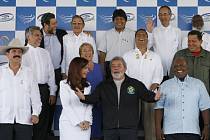 Latinskoameričtí státníci na summitu v Costa de Sauipe. Dole uprostřed hostitel, brazilský prezident Luiz Lula.