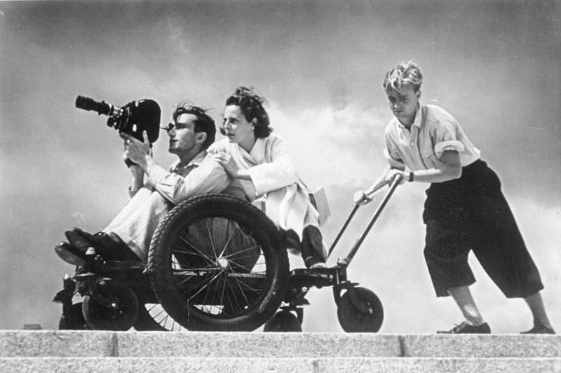 Režisérka Leni Riefenstahlová využívala při natáčení svých dokumentů moderní postupy. Mnohé z jejích inovací a úhlů záběrů se v dokumentárním a sportovním filmu i fotografii používají dodnes. Na snímku Riefenstahlová při natáčení dokumentu Olympia