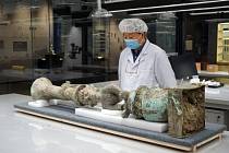 Vědci zkoumají artefakty z naleziště Sanxingdui.