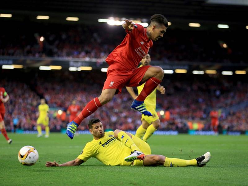 Roberto Firmino z Liverpoolu (nahoře) a Mateo Musacchio z Villarrealu.