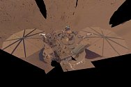 Na snímku NASA je sonda InSight na planetě Mars