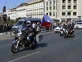 Protestní jízdy proti islámu se 12. září v Praze zúčastnilo podle odhadu policie asi 350 motorkářů. Kolem 13:45 vyjeli ze Strahova směrem do centra. na snímku projíždějí pod Národním muzeem na Václavském náměstí.
