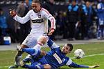 Genk remizoval s Leverkusenem 1:1. Na snímku český záložník Daniel Pudil (v modrém - Genk) ve skluzu proti Sidney Samovi.