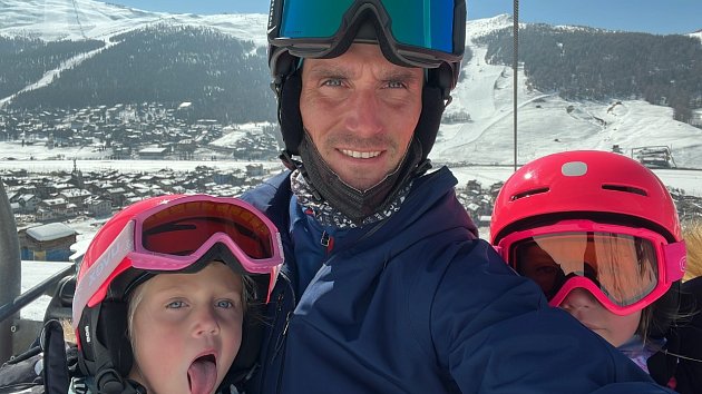 Roman Kreuziger na lyžích s dcerami