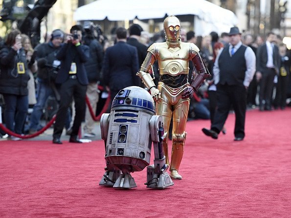 R2-D2 (vlevo) a C-3PO přichází na premiéru snímku Star Wars: Síla se probouzí.