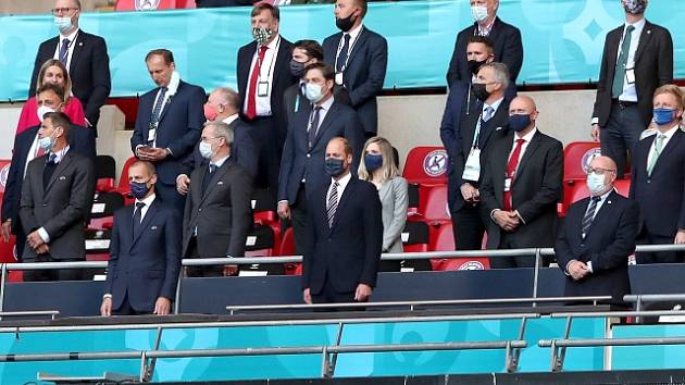 Šéf UEFA Aleksander Čeferin (v dolní řadě vlevo) vedle prince Williama na zápase Anglie s Českem.