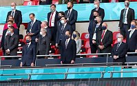 Šéf UEFA Aleksander Čeferin (v dolní řadě vlevo) vedle prince Williama na zápase Anglie s Českem.
