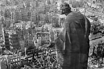 Zřejmě nejslavnější snímek vybombardovaných Drážďan. Pohled na jižní část města byl pořízen z z radniční věže. Sochu Anděla (alegorii Dobra) vytvořil sochař August Schreitmüller. Snímek pořídil fotograf Richard Peter st.