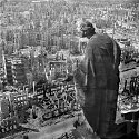 Zřejmě nejslavnější snímek vybombardovaných Drážďan. Pohled na jižní část města byl pořízen z z radniční věže. Sochu Anděla (alegorii Dobra) vytvořil sochař August Schreitmüller. Snímek pořídil fotograf Richard Peter st.