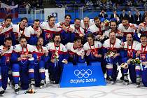 Slovenští hokejisté s bronzovými medailemi.
