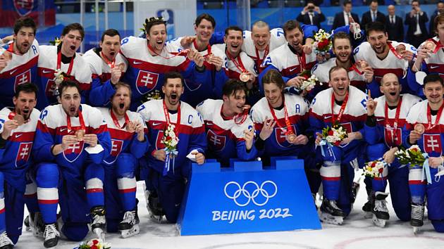 Slovenští hokejisté s bronzovými medailemi.