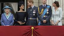 Britská královská rodina na snímku z 10. července 2018, zleva královna Alžběta II., vévodkyně Meghan, princ Harry, princ Willam a vévodkyně Kate.