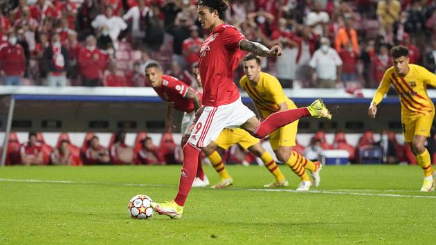 Utkání skupiny G fotbalové Ligy mistrů Benfica Lisabon - FC Barcelona. Fotbalista Benfiky Darwin Nunez střílí gól.