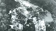 Letecká katastrofa v Königs Wusterhausenu, 13. srpna 1972. Trosky letadla roztříštěného na zemi z leteckého pohledu