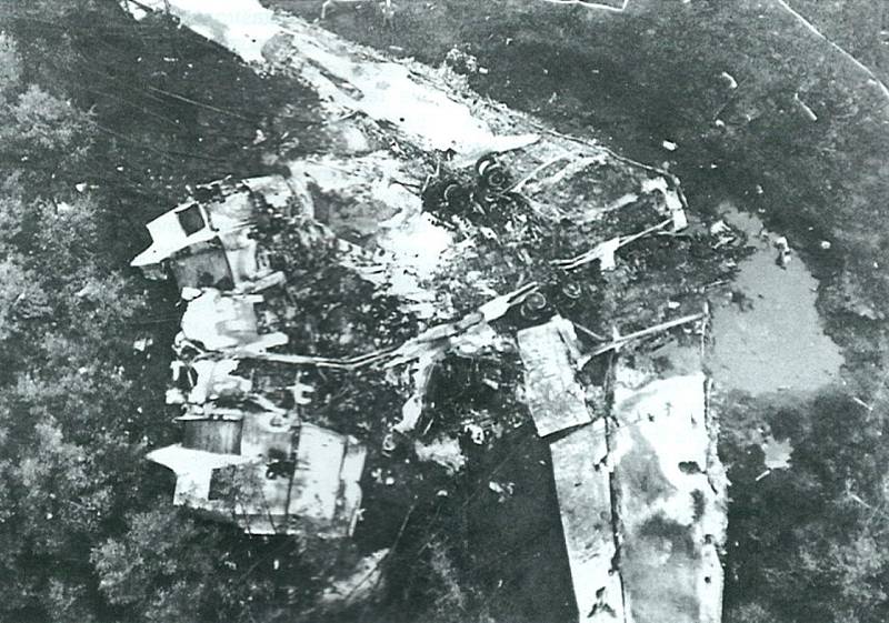Letecká katastrofa v Königs Wusterhausenu, 13. srpna 1972. Trosky letadla roztříštěného na zemi z leteckého pohledu