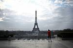 Navštívit pařížskou Eiffelovu věž bez všudypřítomných turistů? Za běžných okolností je to snem každého, kdo se do města lásky vydá. V době koronaviru však pohled na osamělou dominantu působí depresivně.