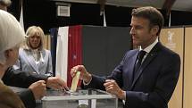 Francouzský prezident Emmanuel Macron odevzdává na snímku z 19. června hlas ve druhém kole parlamentních voleb ve Francii