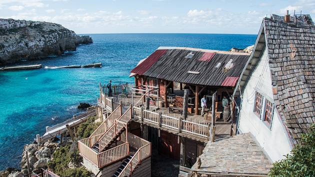 Rodinám se vyplatí vyrazit na Maltu. Tam jsou ceny oproti loňsku nižší o více než šest procent. Na fotografii Popeye village, vesnice Pepka námořníka.