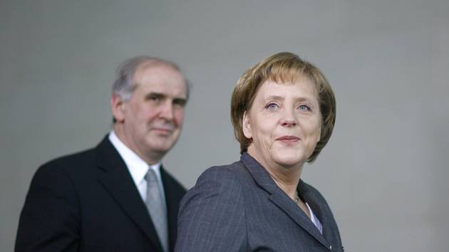 Kancléřka Merkelová se do lichtenštejnského premiéra Haslera na tiskové konferenci dost opřela.