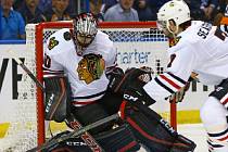 Brankář Chicaga Corey Crawford kryje střelu St. Louis.