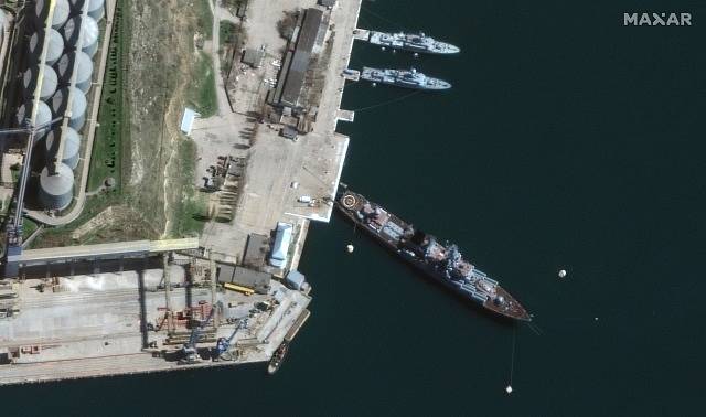 Křižník Moskva na satelitním snímku ze Sevastopolu 7. dubna.