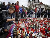 Lidé na Staroměstském náměstí uctívají památku třech hokejových reprezentantů, kteří zahynuli při leteckém neštěstí v Rusku