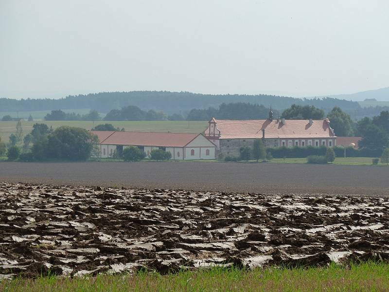 Dvůr Gigant Záluží na Plzeňsku po roce 1989 vypadal na zbourání. Po restituci ale Ivan Korec z polorozpadlého hospodářství vytvořil místo sloužící nejen zemědělství, ale i kultuře a lákající turisty.