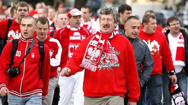 Stovky polských fotbalových fanoušků, které se sešly 10. října na Staroměstském náměstí, se za doprovodu policejních těžkooděnců přesunuly na letenský stadion na utkání Česko – Polsko.