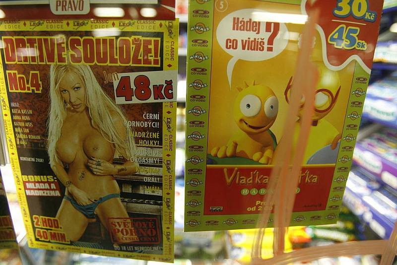 Mnohé trafiky v Praze mají vystavené porno dvd vedle ostatních titulů