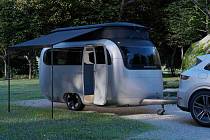 Koncept obytného přívěsu Travel Trailer od firmy Airstream vznikl ve spolupráci s renomovaným designérským studiem F. A. Porsche.