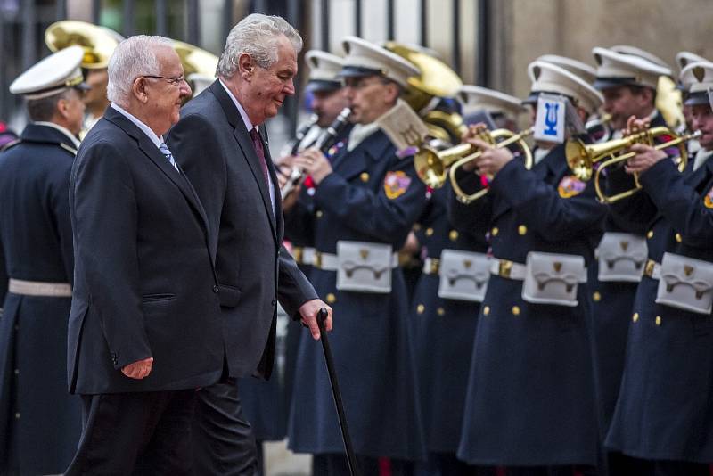 Prezident Milos Zeman s manželkou Ivanou přivítal 21. října na Pražském hradě izraelského prezidenta Reuvena Rivlina s chotí.