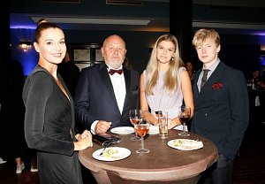 Iva Kubelková s partnerem Georgem Jiráskem, dcerou Natálií a jejím přítelem, zpěvákem Adamem Mišíkem