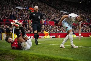Obránce West Hamu Vladimír Coufal zranil Lisandra Martineze z Manchesteru United
