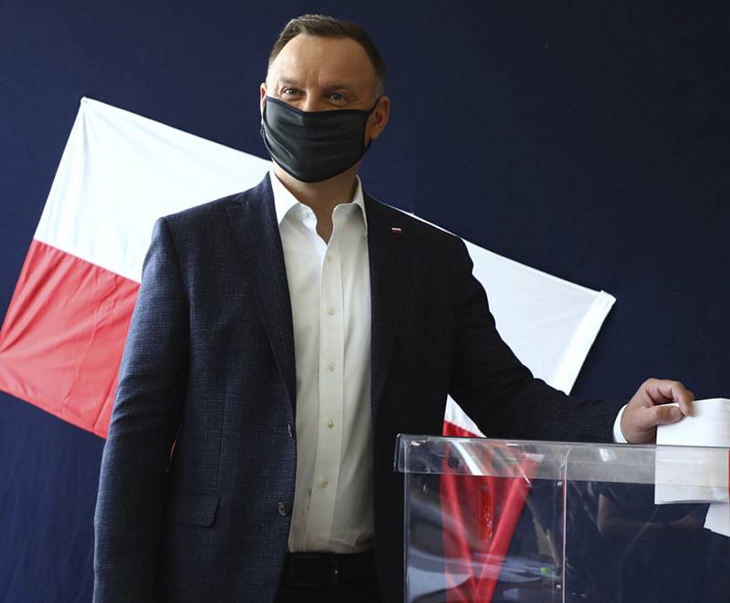 Současný polský prezident Andrzej Duda hlasuje v prezidentských volbách.