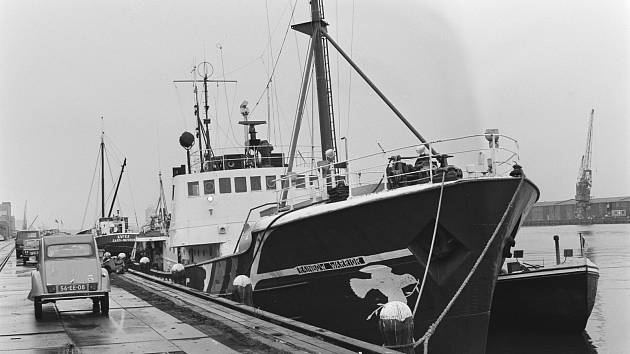 Loď Rainbow Warrior (Duhový válečník), patřící organizaci Greenpeace, kotví v amsterdamském přístavu. Snímek pochází z roku 1981. O čtyři roky později s loď stala terčem pumového atentátu a byla potopena