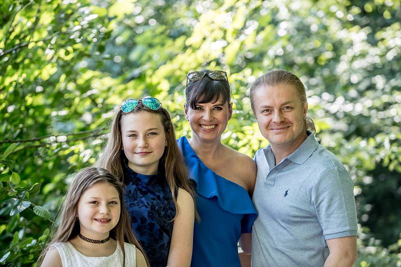 Pavel Šporcl a Barbora Kodetová se svými dcerami při focení pro rozhovoru pro Deník 9. června v Říčanech.