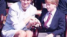 Média často obdivují, že v mnoha ohledech kráčejí princové William a Harry ve šlépějích své matky. Právě to, čemu je naučila, jim nyní zajišťuje velkou popularitu mezi britským lidem. Na snímku Diana se synem Harrym při oficiální události.