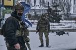 Ukrajinští vojáci s dronem ve městě Bachmut v Doněckém regionu, 12. února 2023.