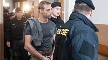 Jeden ze dvou mužů (třetí zprava) podezřelých z přepadení čerpací stanice v Nelahozevsi na Mělnicku, při kterém byla zavražděna čerpadlářka.