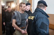 Jeden ze dvou mužů (třetí zprava) podezřelých z přepadení čerpací stanice v Nelahozevsi na Mělnicku, při kterém byla zavražděna čerpadlářka.