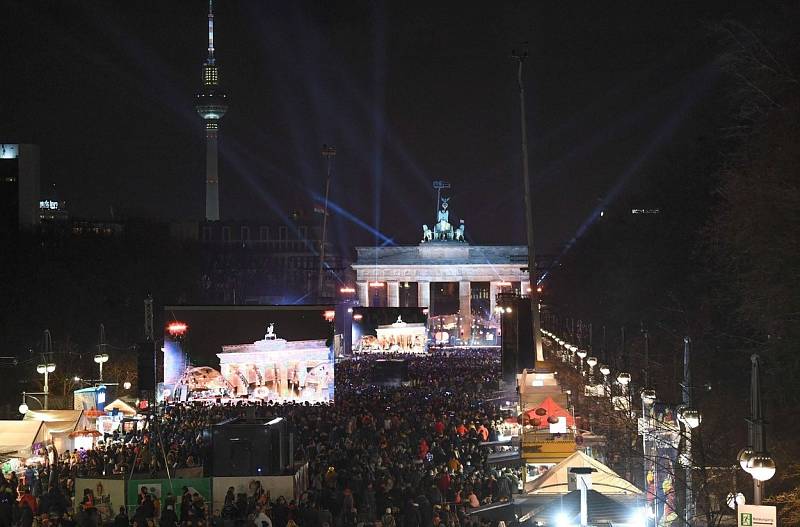 Bujaré oslavy před Braniborskou bránou v Berlíně…