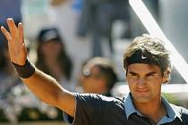 Roger Federer slaví, ve finále antukového turnaje v Madridu porazil Rafaela Nadala. 