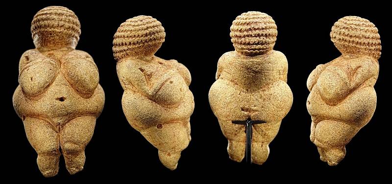 Jedním z nejslavnějších pravěkých nálezů je soška Willendorfské venuše. Plastika ženského těla měří jedenáct centimetrů, objevena byla v Rakousku.