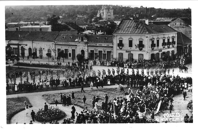 Maďarská vojska pochodují po vpádu do Rumunska 8. září 1940 městem Zalău, centrem sedmihradské župy Sălaj. Den na to došlo v nedaleké obci Treznea k masakru